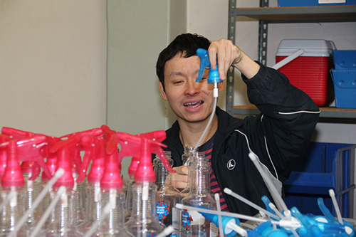 assembling spray bottles